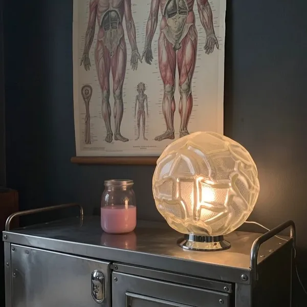 Globe Hillebrand en verre ambré 1960