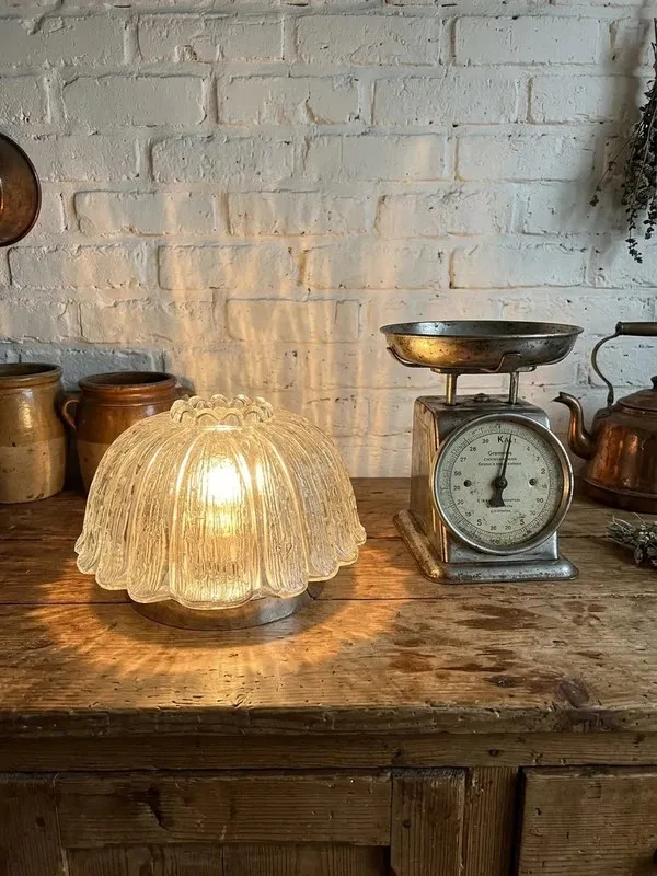 Plafonnier en verre pressé années 70