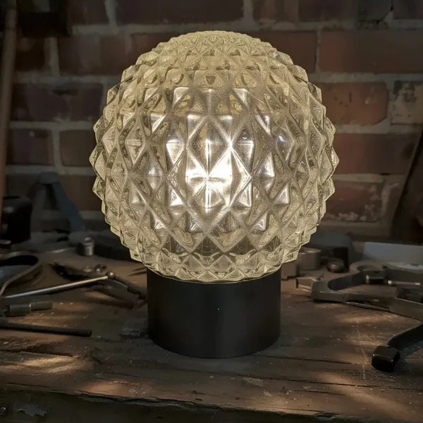 Lampe à poser en verre pressé pointe de diamant et bakélite noire 1960/70