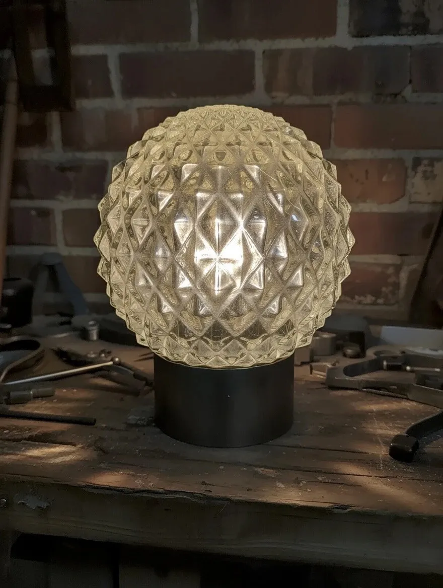Lampe à poser en verre pressé pointe de diamant et bakélite noire 1960/70
