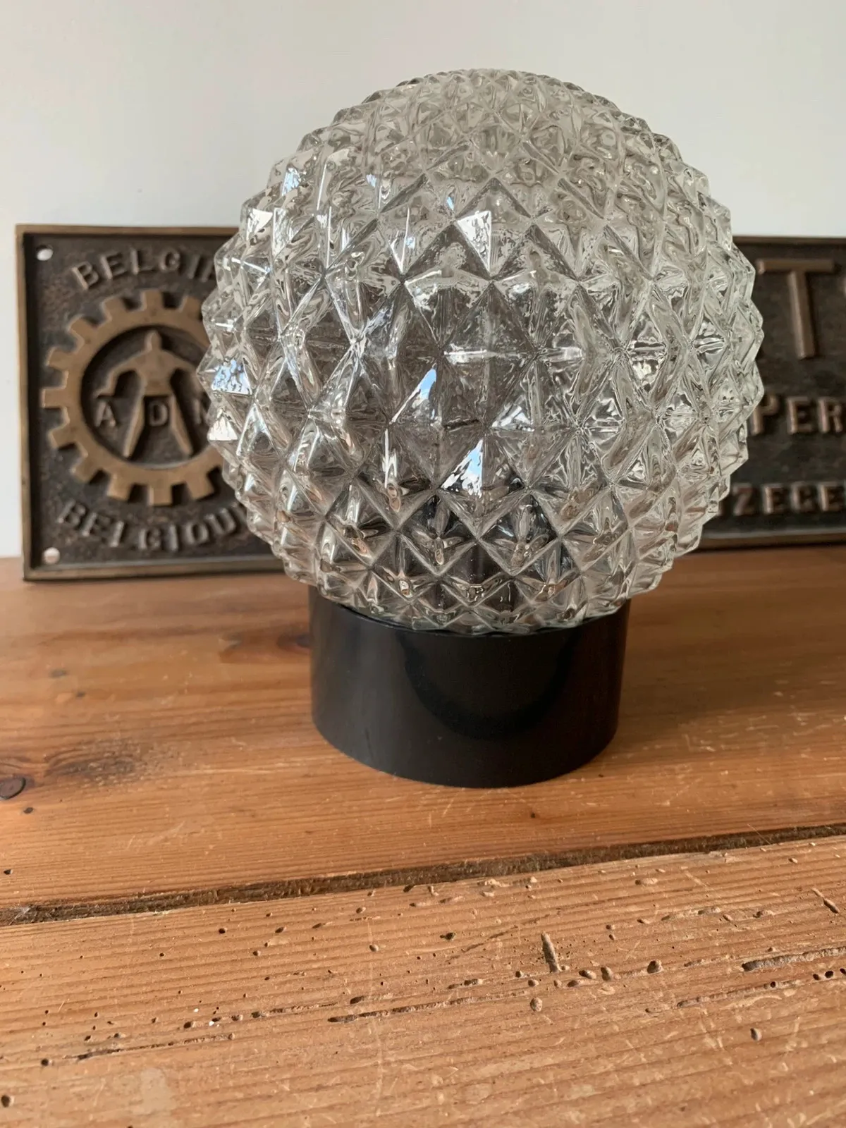 Lampe à poser en verre pressé pointe de diamant et bakélite noire 1960/70 — vue 2