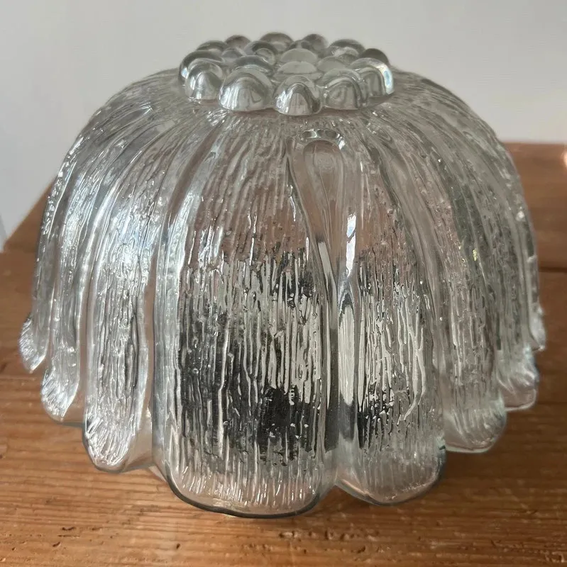 Plafonnier en verre pressé années 70 — vue 2