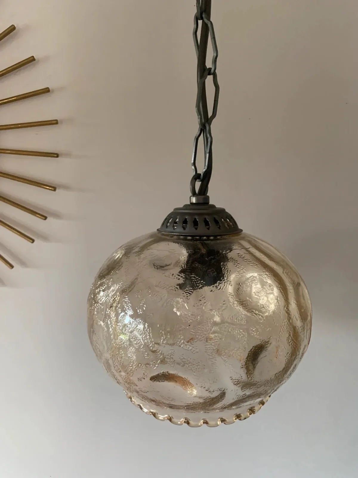 Globe verre pressé ambré 1970 — vue 2