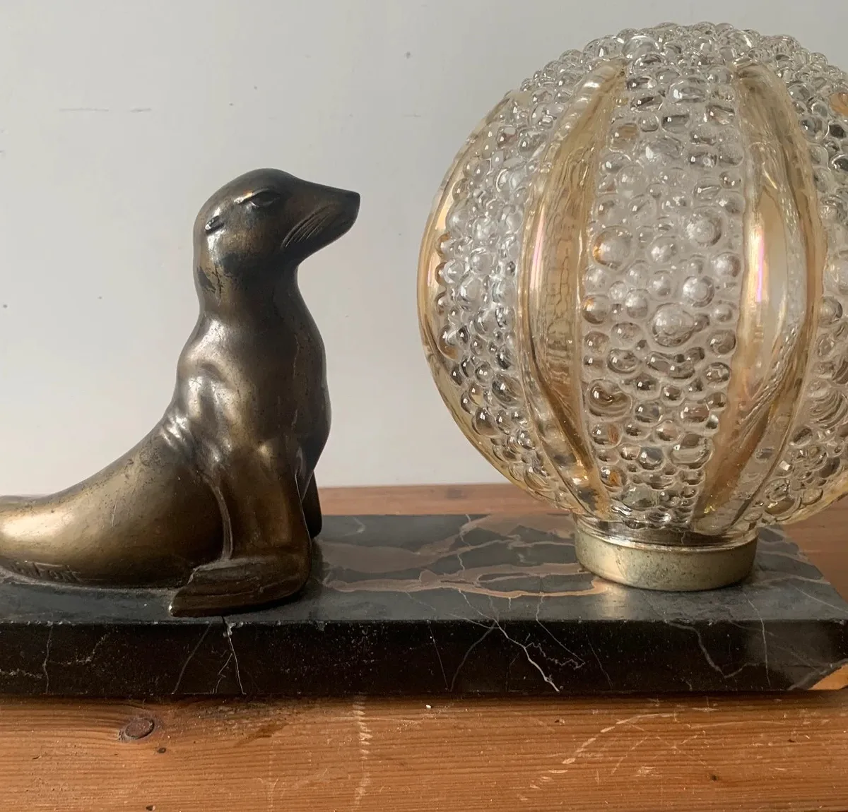 Lampe à poser art déco otarie en régule et globe oursin Helena Tynell — vue 2