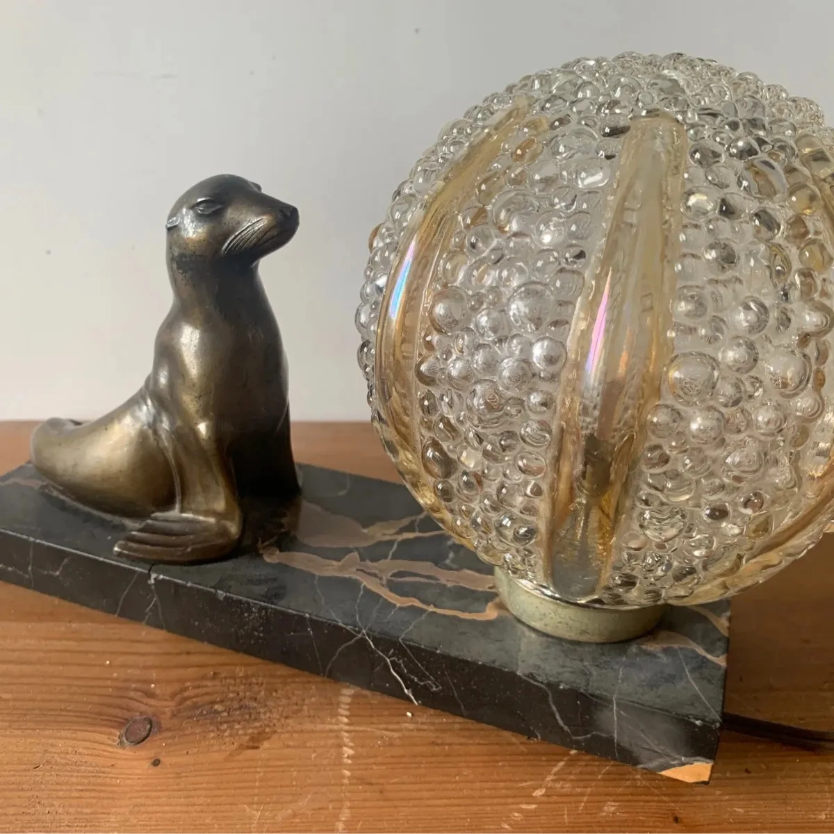Lampe à poser art déco otarie en régule et globe oursin Helena Tynell — vue 3