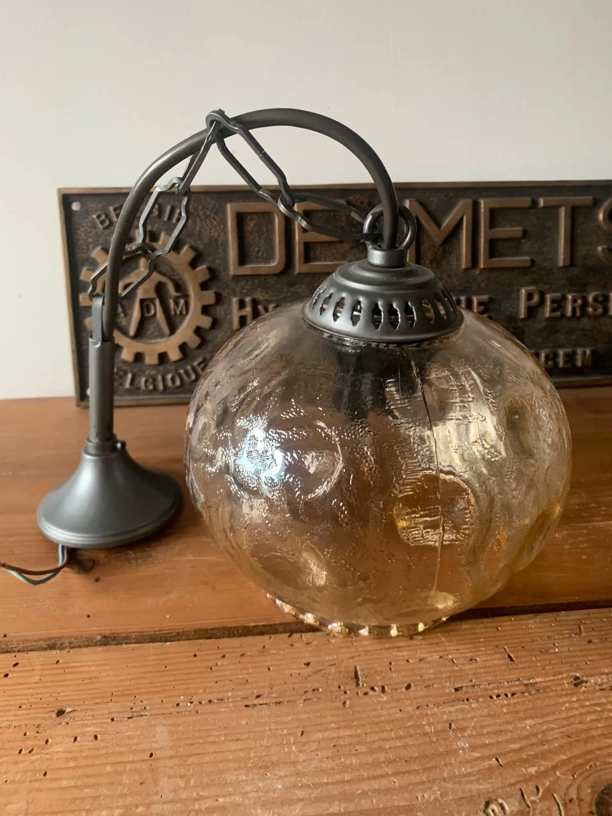 Globe verre pressé ambré 1970 — vue 3
