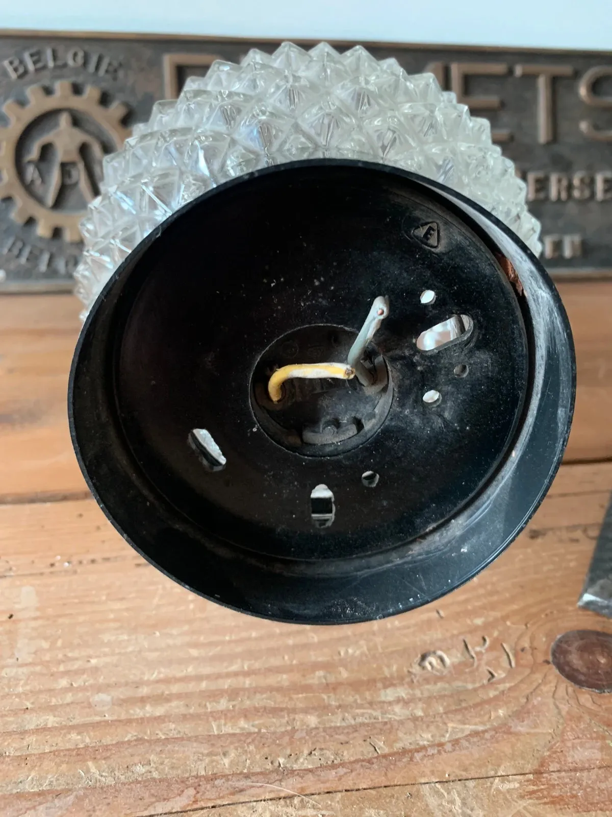 Lampe à poser en verre pressé pointe de diamant et bakélite noire 1960/70 — vue 3