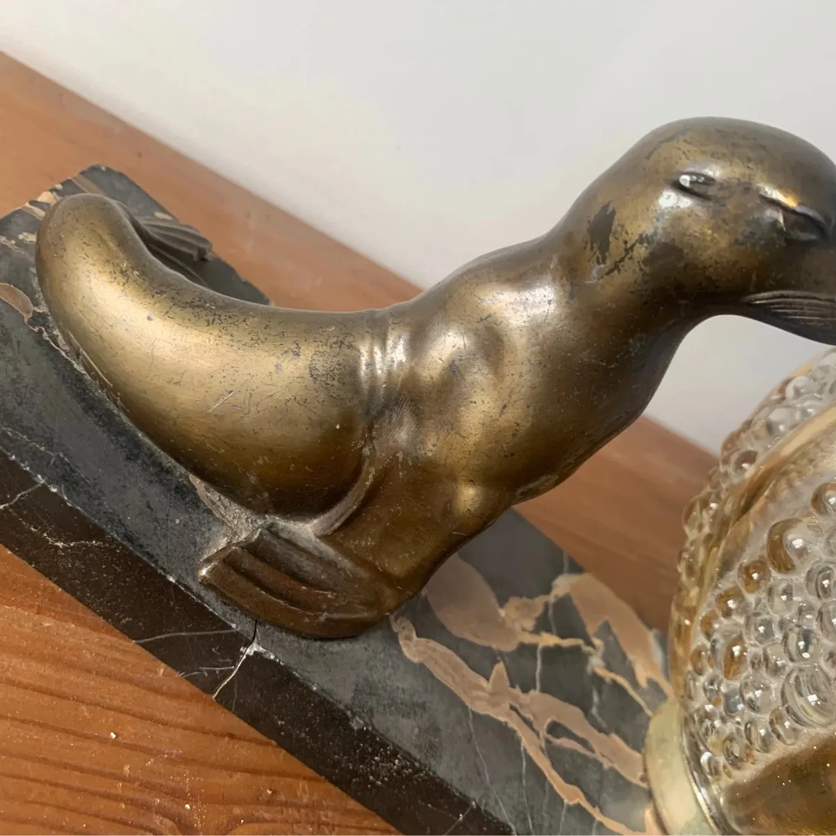 Lampe à poser art déco otarie en régule et globe oursin Helena Tynell — vue 4