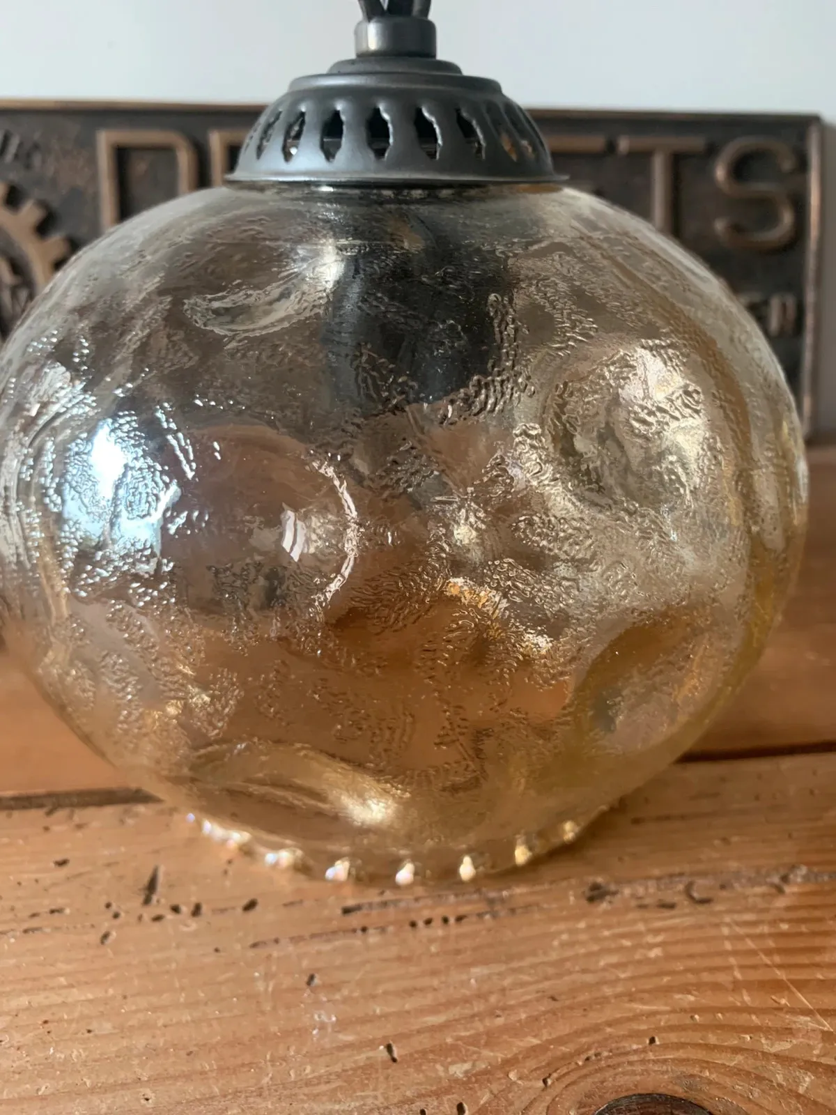 Globe verre pressé ambré 1970 — vue 4
