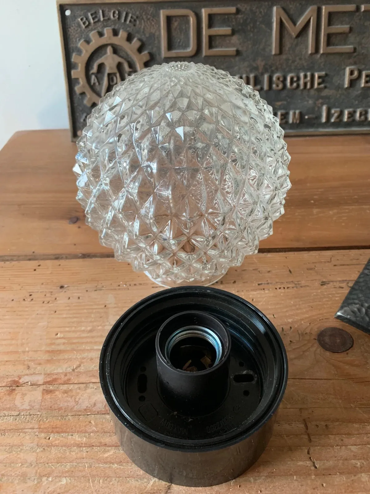 Lampe à poser en verre pressé pointe de diamant et bakélite noire 1960/70 — vue 4