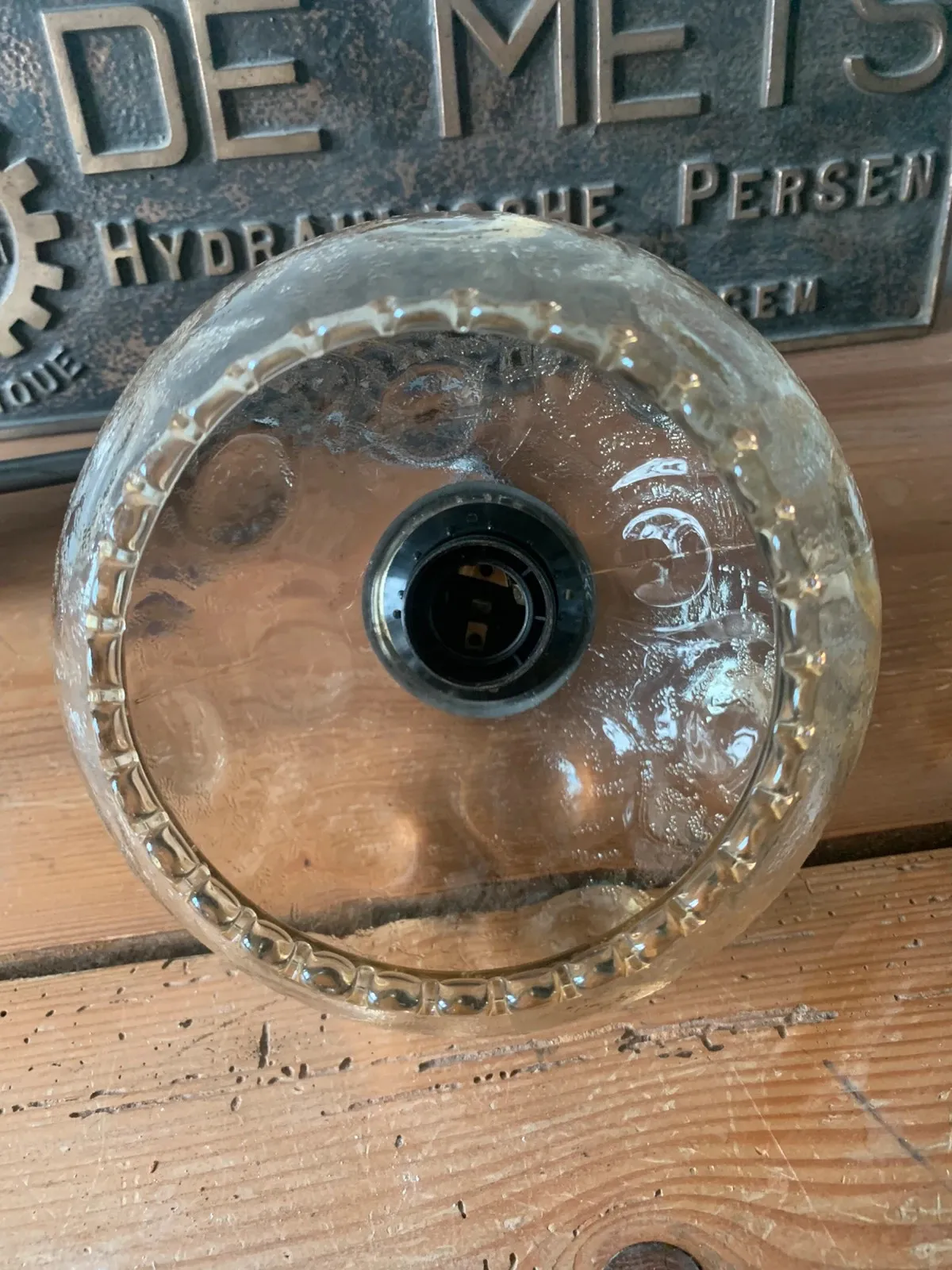 Globe verre pressé ambré 1970 — vue 5