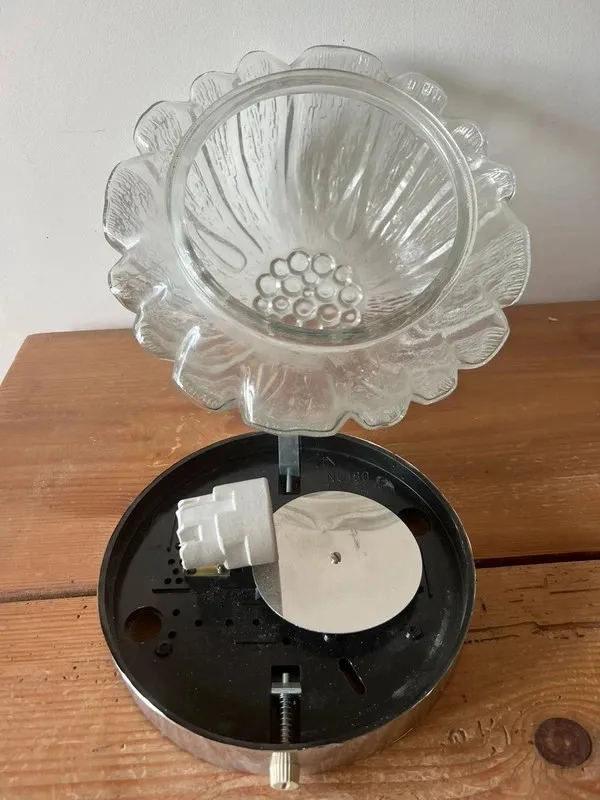 Plafonnier en verre pressé années 70 — vue 6