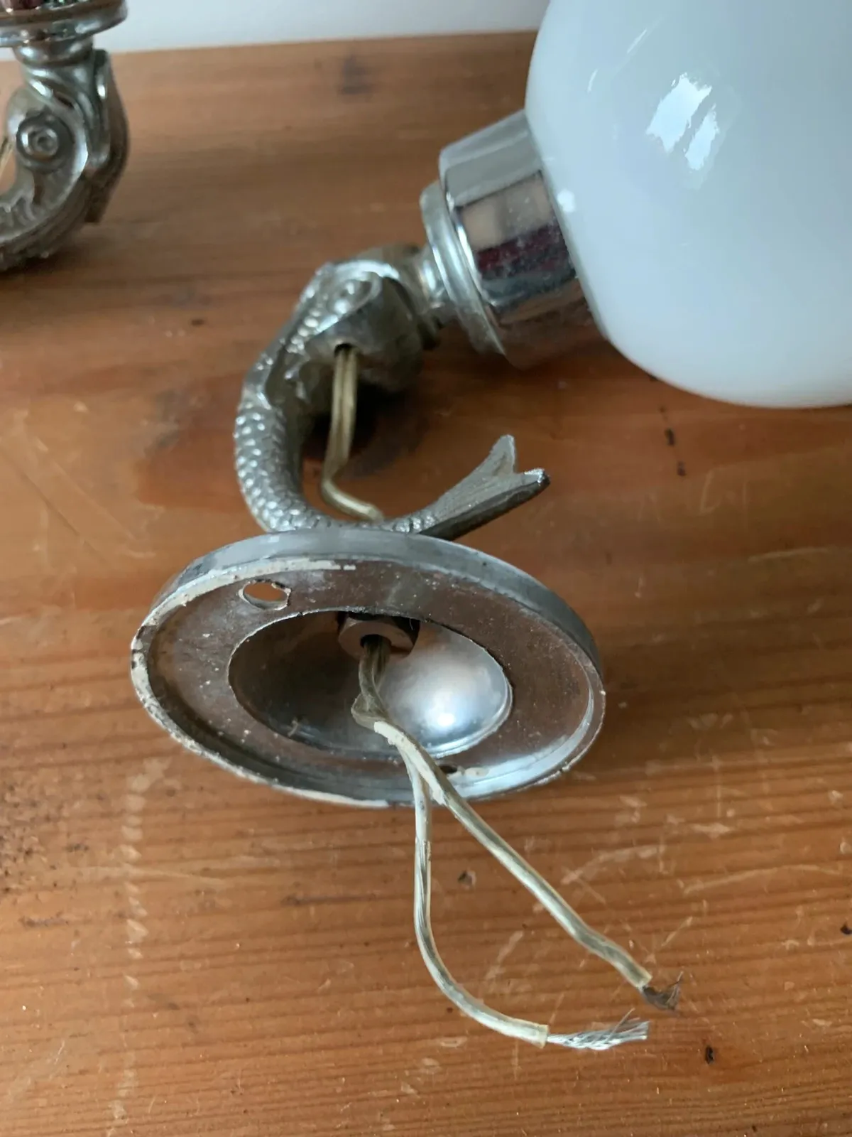 Paire d'appliques poissons chromées à tulipe opaline 1960 — vue 6